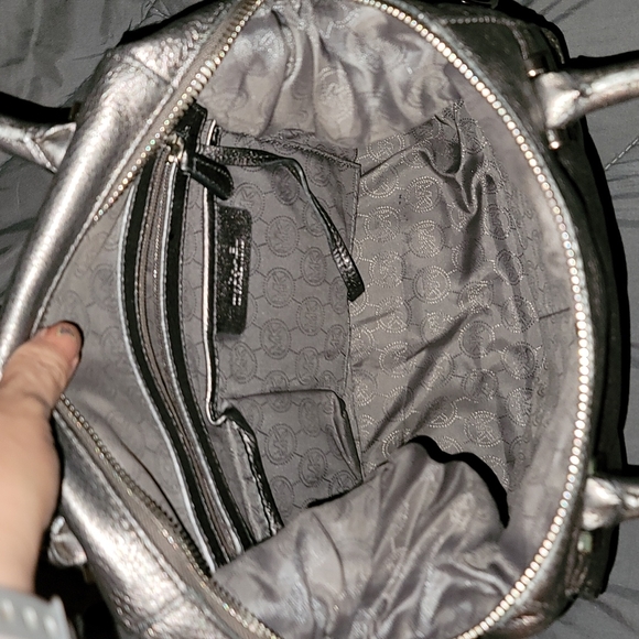 Michael Kors Crossbody leather bag silver chain metallic logo - Picture 4 of 7